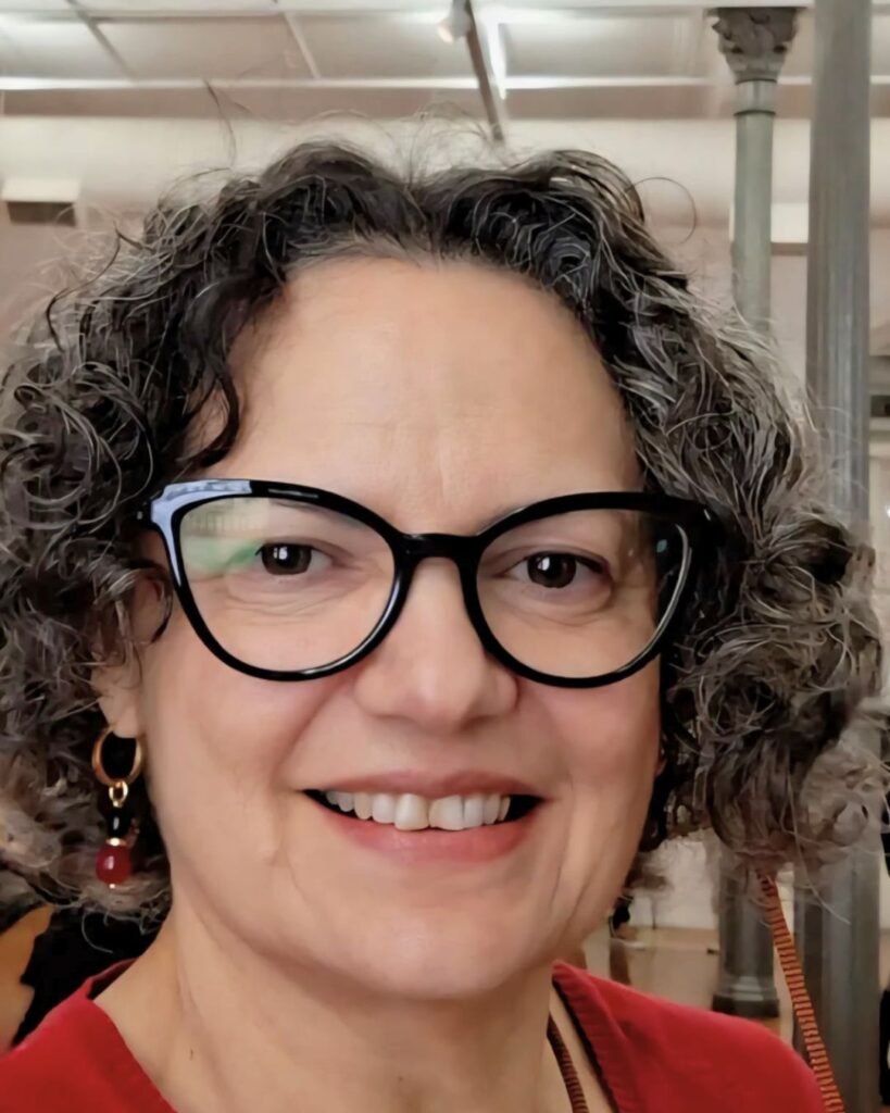 Claudia Ferreira, autora do artigo sobre idadismo no trabalho e colaboradora do Projeto Empreende 60+.