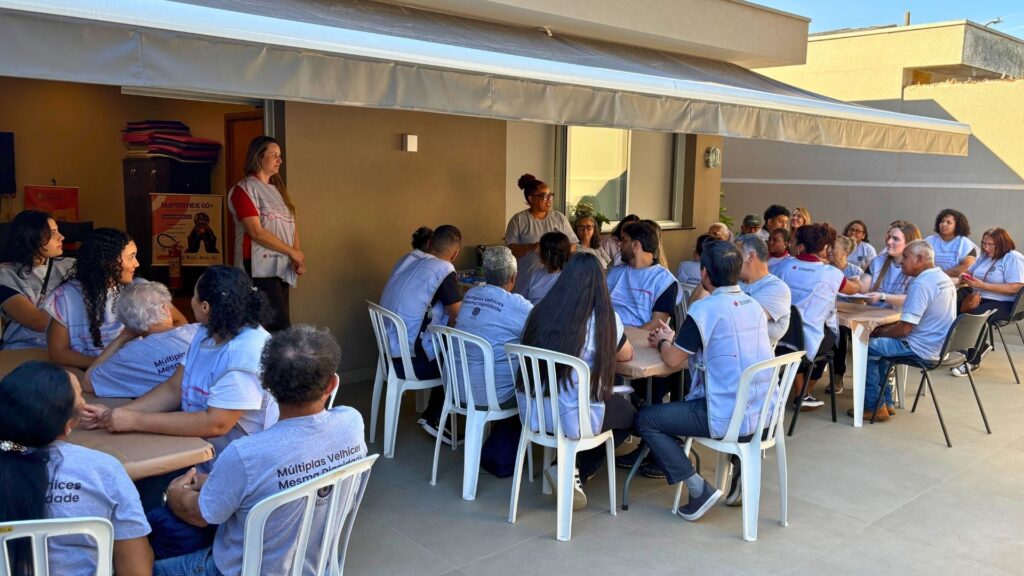Participantes reunidos em atividade de integração durante ação de voluntariado promovida em parceria com o Instituto Velho Amigo.