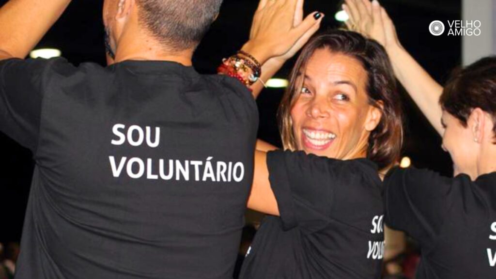 Participantes de atividade voluntária durante ação promovida pelo Instituto Velho Amigo.