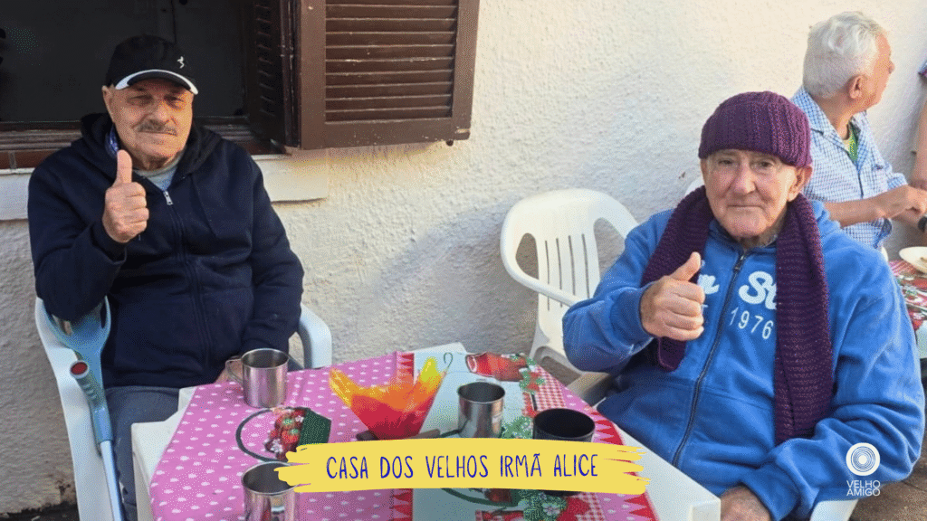 Pessoas idosas participam de momento de convivência em área externa da instituição Casa dos Velhos Irmã Alice.
