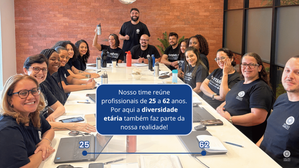 Equipe do Instituto Velho Amigo reunida em ambiente corporativo com destaque para a diversidade etária entre profissionais.