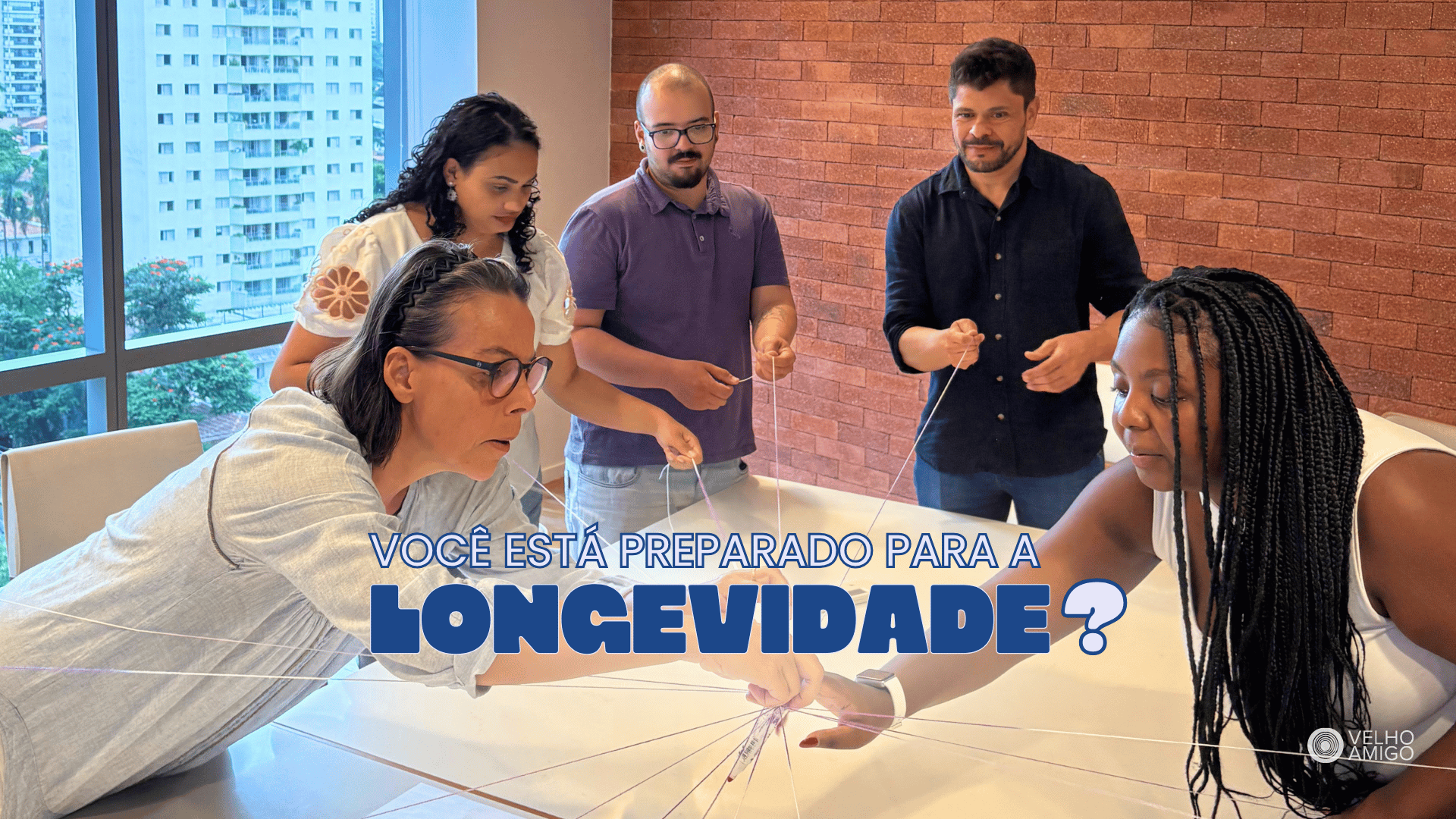 Participantes de atividade colaborativa realizada pelo Instituto Velho Amigo durante dinâmica sobre longevidade e convivência entre diferentes faixas etárias.