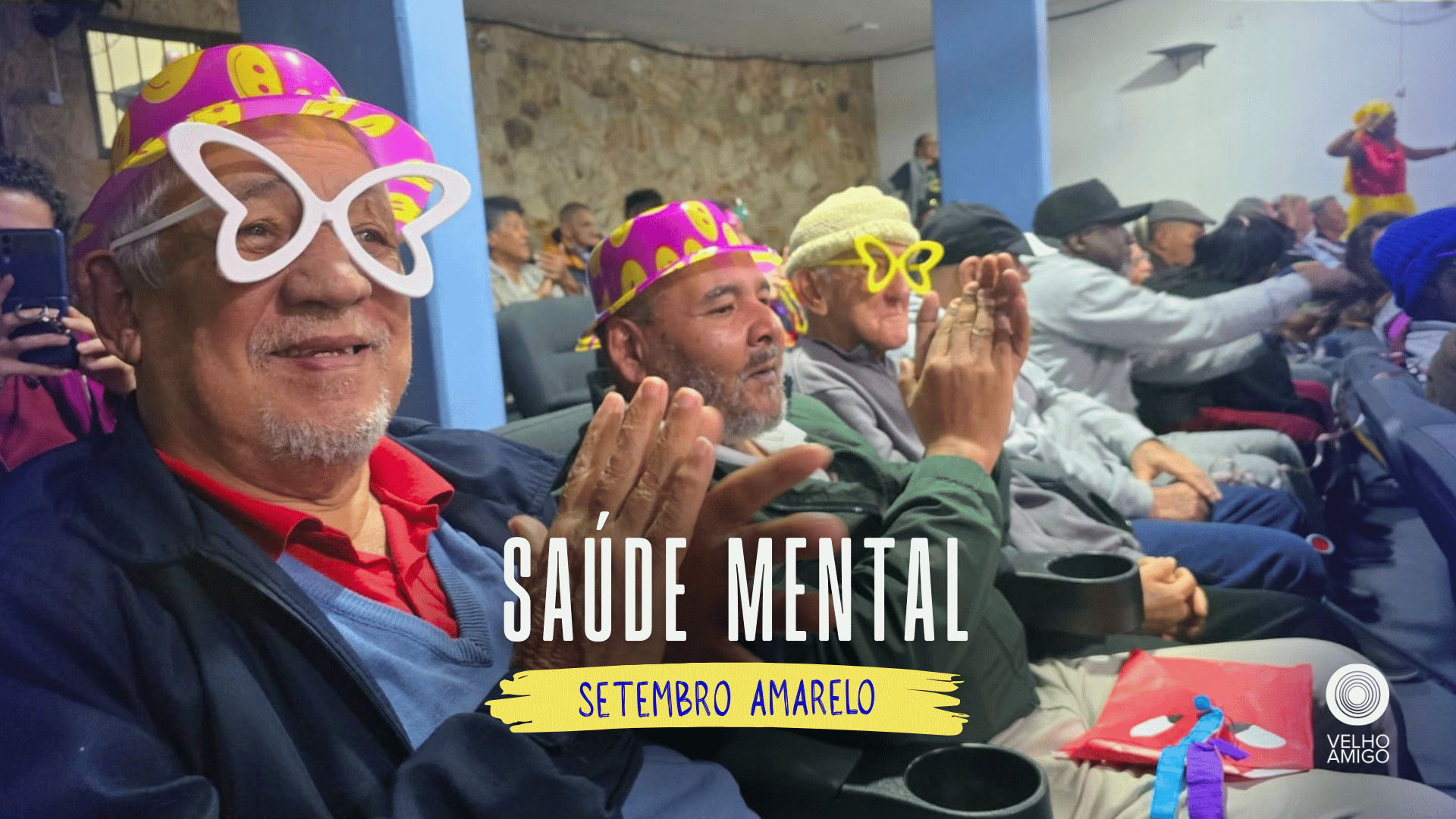 Grupo de pessoas idosas participa de atividade coletiva realizada em ambiente interno de instituição de longa permanência.