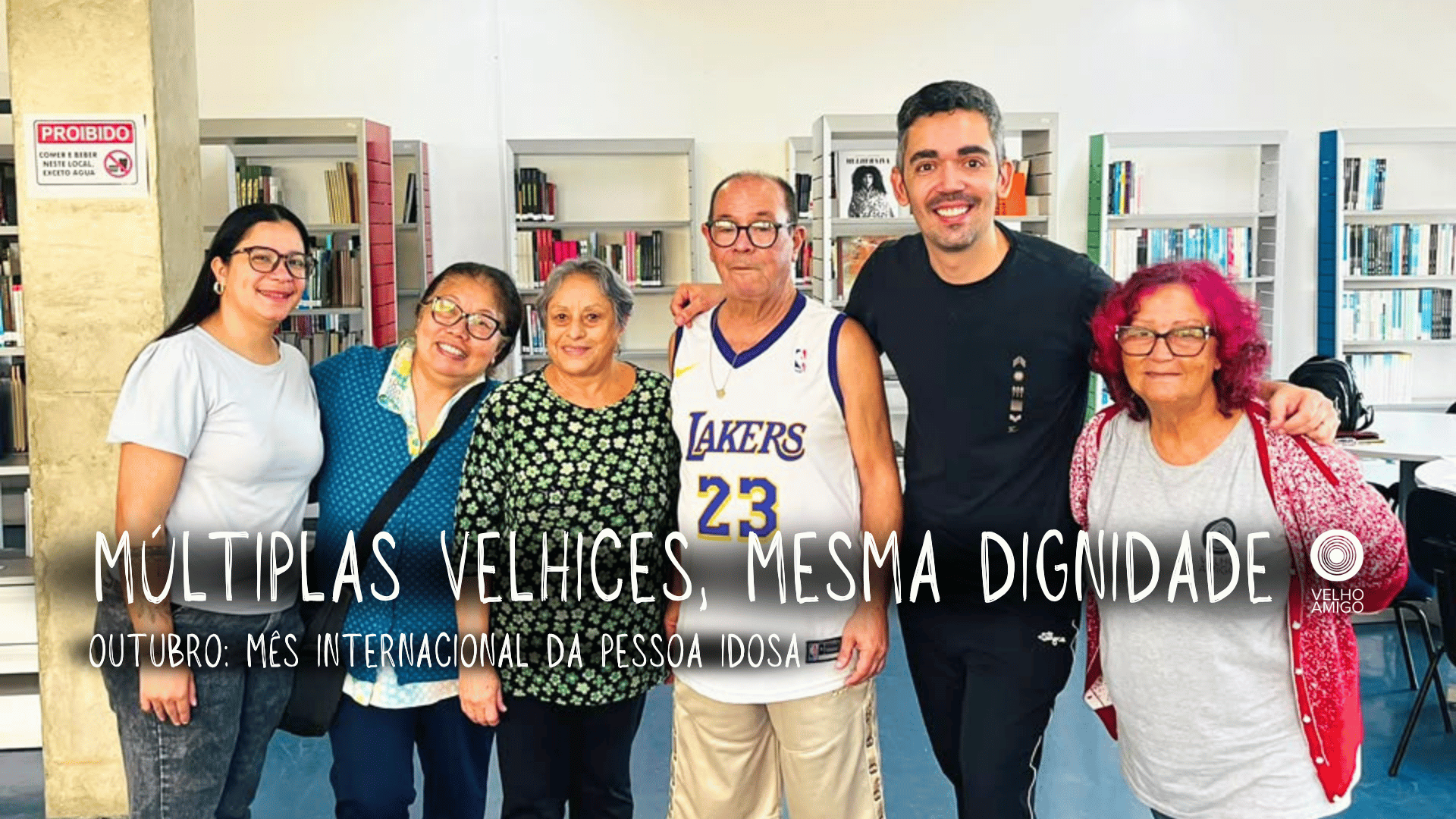 Grupo de pessoas idosas e adultos em biblioteca durante atividade promovida pelo Instituto Velho Amigo.